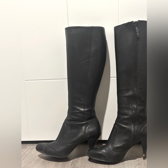 DKNY Boots calf high with cowboy detailing on the toe inside zip. - Picture 1 of 4